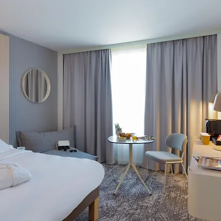 Hotel Novotel Pont De L'arc